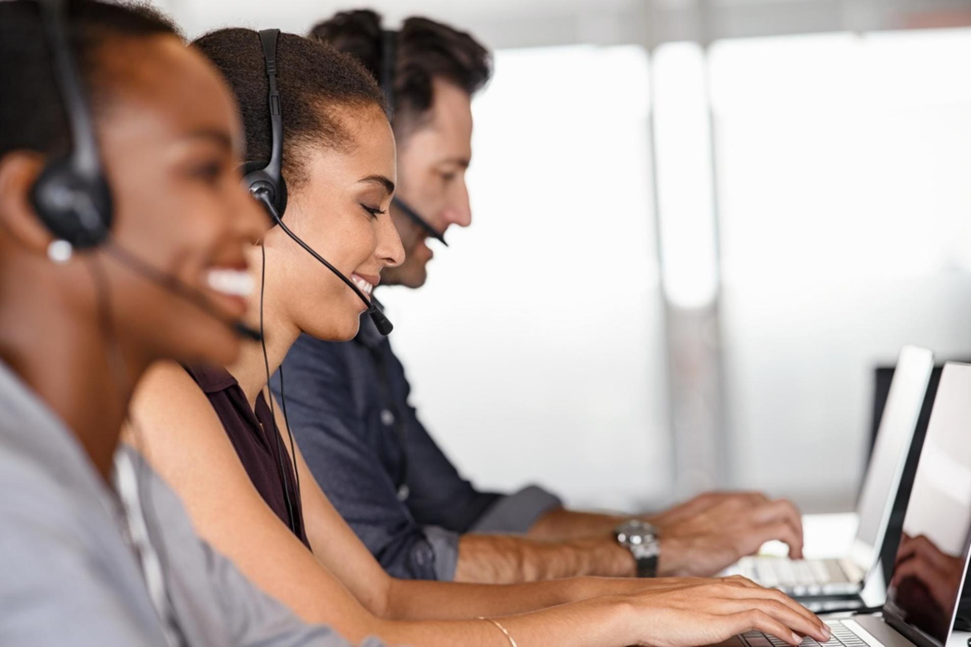 Estudiantes participando activamente en sesiones de formación empresarial