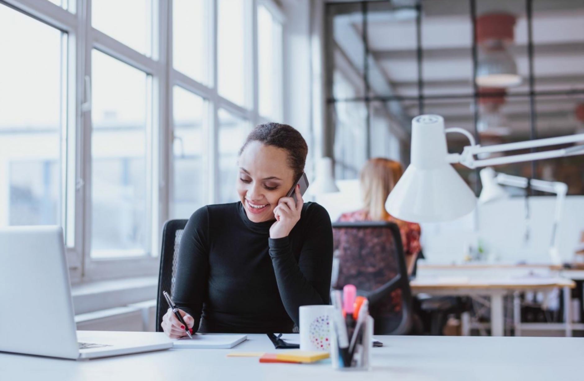 Profesional analizando métricas operativas en pantalla digital