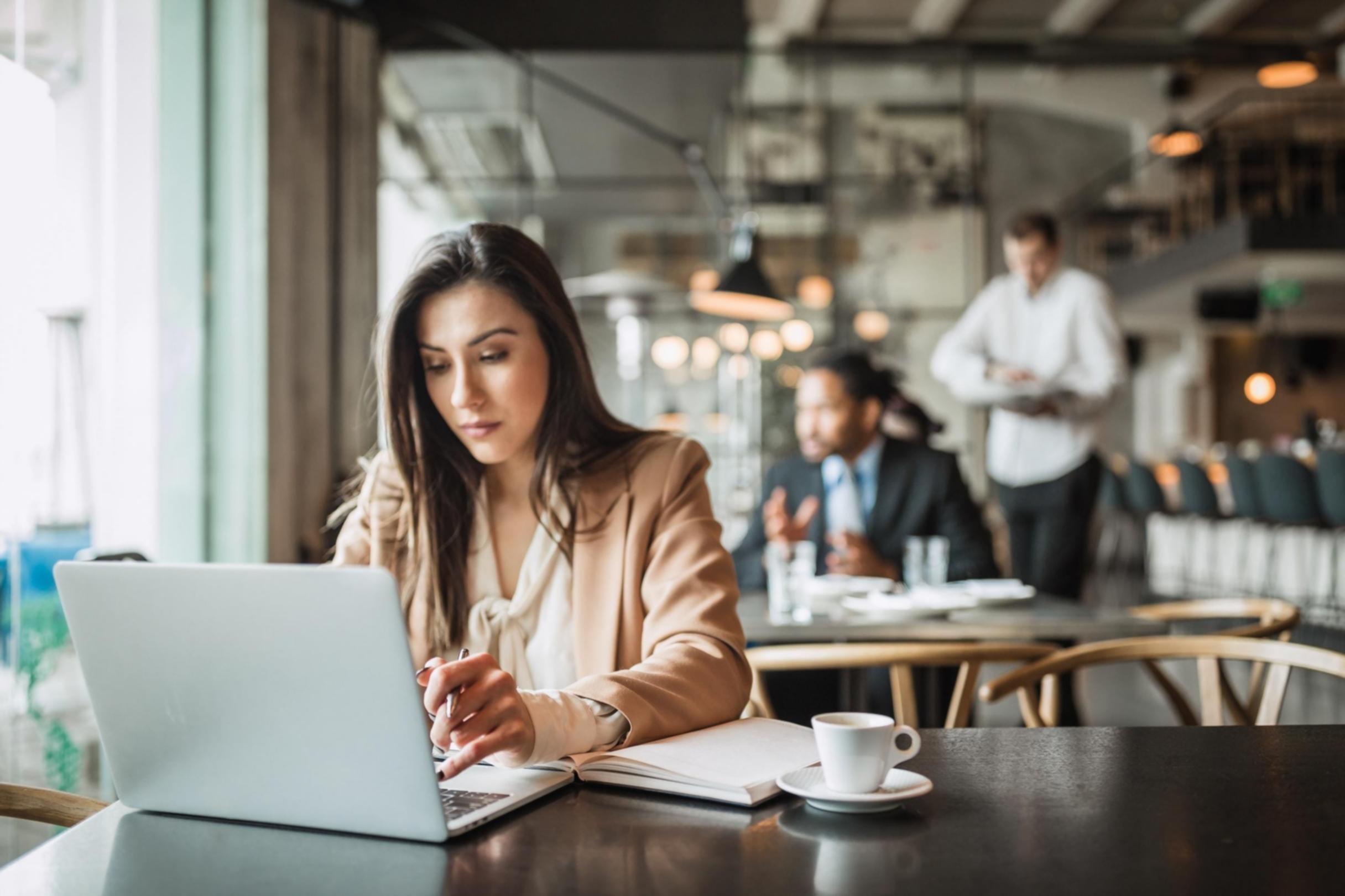 Participantes utilizando la plataforma de webinars en diferentes dispositivos